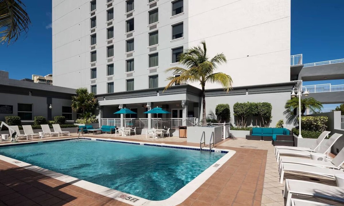 Downtown Fort Lauderdale Hotel | Pet-Friendly Getaway | Outdoor Pool | Free Breakfast | Port Everglades - 3 mi