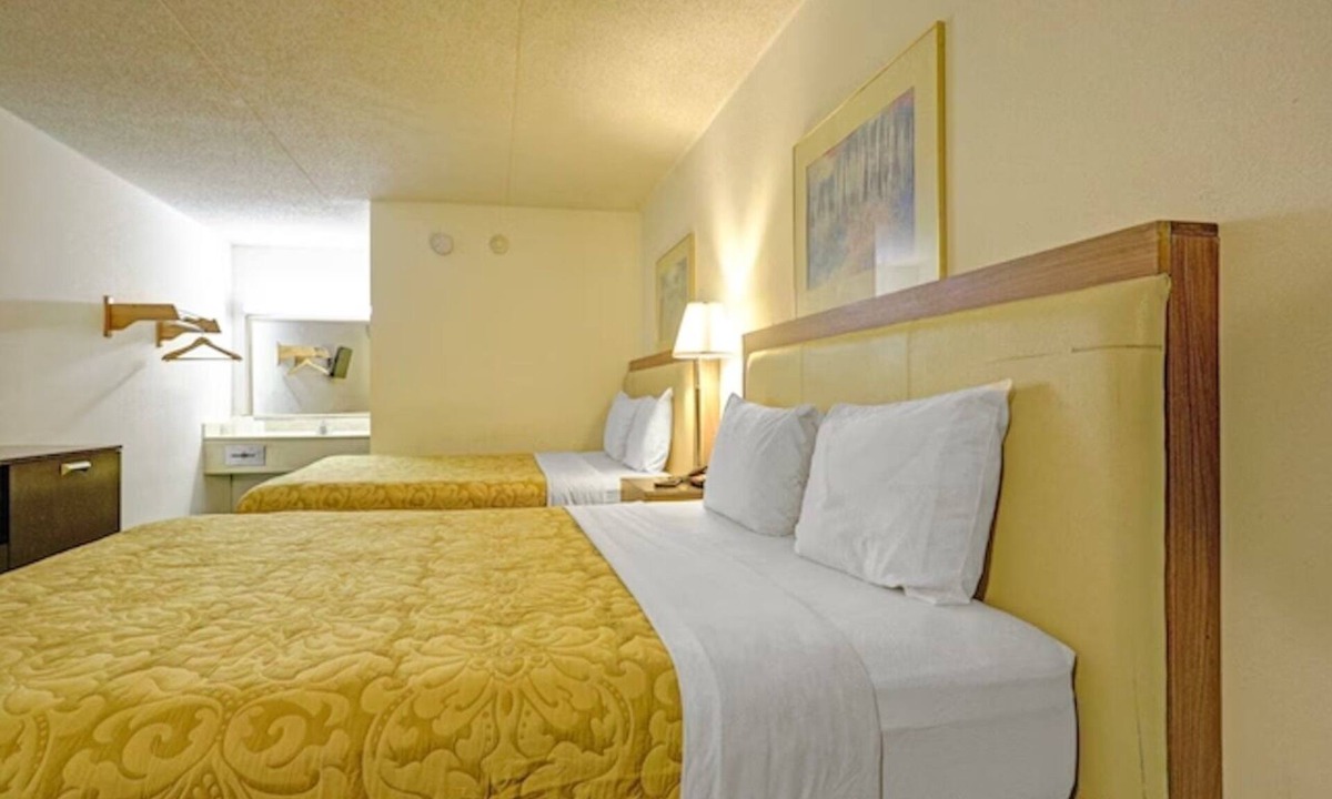 Brookville Hotel | Pet-Friendly Stay near Dayton KOA Holiday | Practical Stay for Families