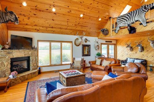 Vienna House | Pet-Friendly Vienna Cabin w/Screened-In Porch!
