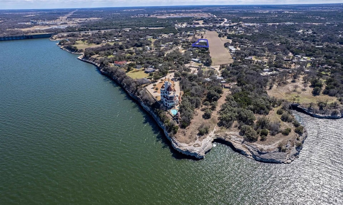 Laguna Park House | Pilots’ Retreat - Serene 3BR Lake House at Laguna Airpark TX82