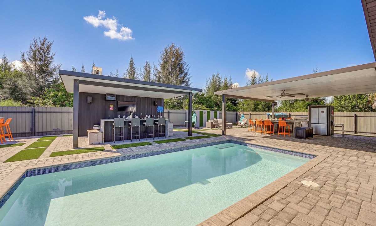 Mariner House | Poolside Lounge w/Bar & Kitchen: Cape Coral Home