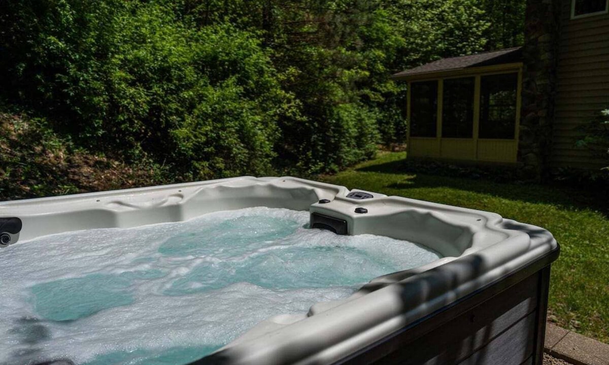 Warsaw House | Private Lake Retreat w/Hot Tub & Fishing