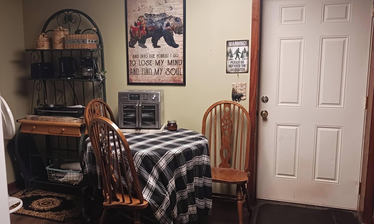 Newland House | Private Studio w/Bath, Laundry, Cooking, River Access, Storage, Large Dogs OK.