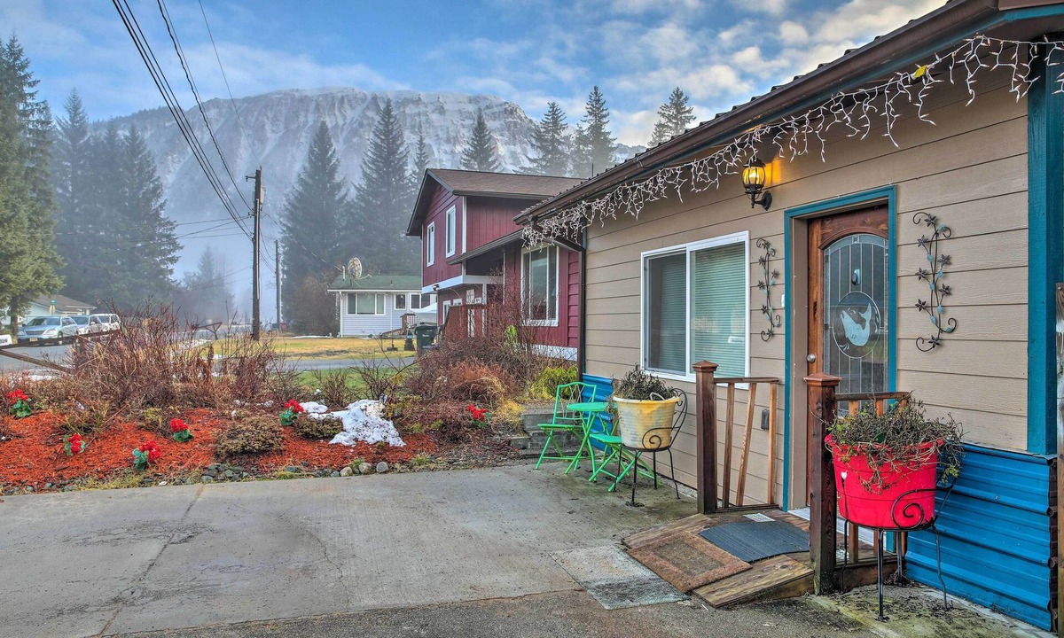 Mendenhaven Apartment | Quaint Juneau Apt w/Scenic Mountain Surroundings!