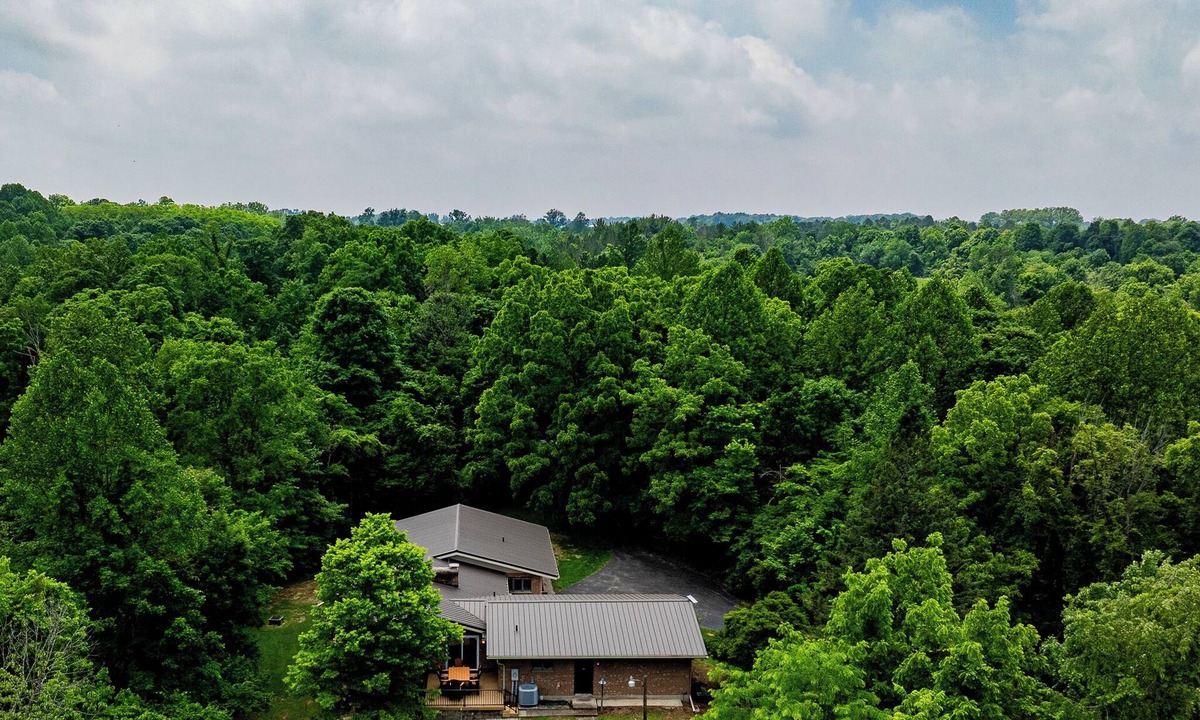Rosewood House | Quiet nature 5-bedroom retreat located by Davey Woods State Preserve
