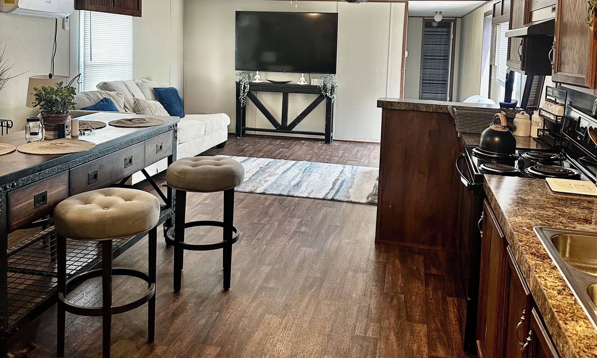 Palestine House | Quiet Pine Retreat off Hwy 155 near Palestine—cozy, scenic, relaxing getaway