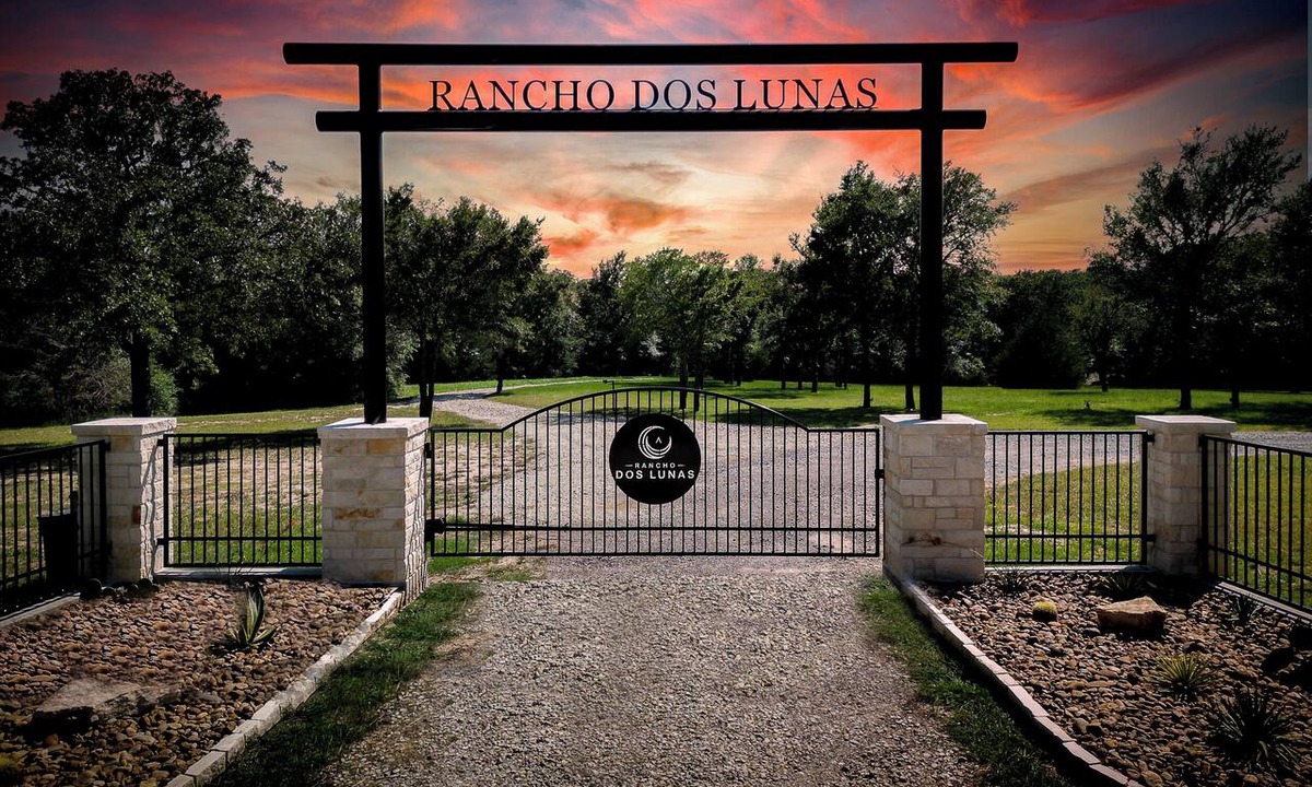 Bryan House | Rancho Dos Lunas Newly renovated 40 acre ranch only 14 miles from Texas A&M