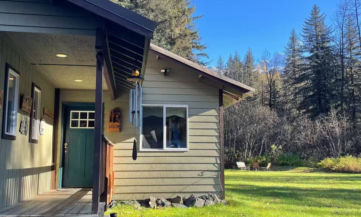 Bear Creek House | Ravenwood Retreat: an Alaskan forest hideaway at the end of the road.
