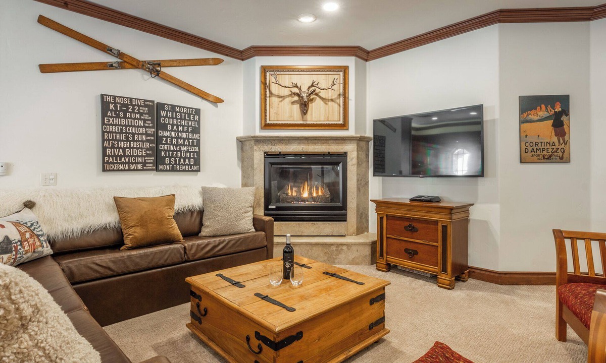 Mammoth Lakes Cabin | Refined Rustic Retreat | Walk to Canyon Lodge, Hot Tub, Sauna & Garage