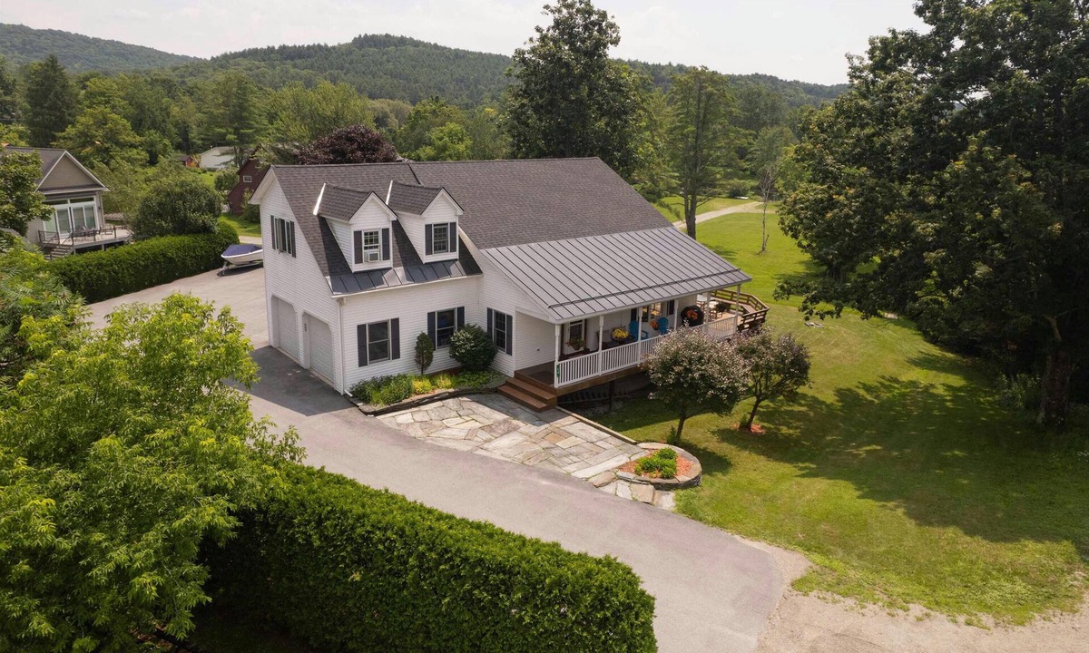 Crystal Beach House | Relax by "The Water's Edge" & enjoy amazing views and year round fun! 6BR/3.5BA