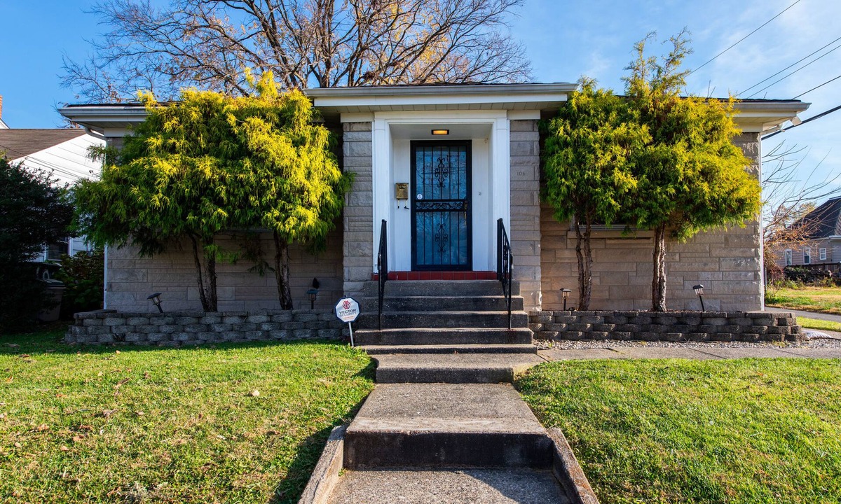 New Albany House | Relax, min from Louisville, Pet friendly, Entire house- fenced in backyard.