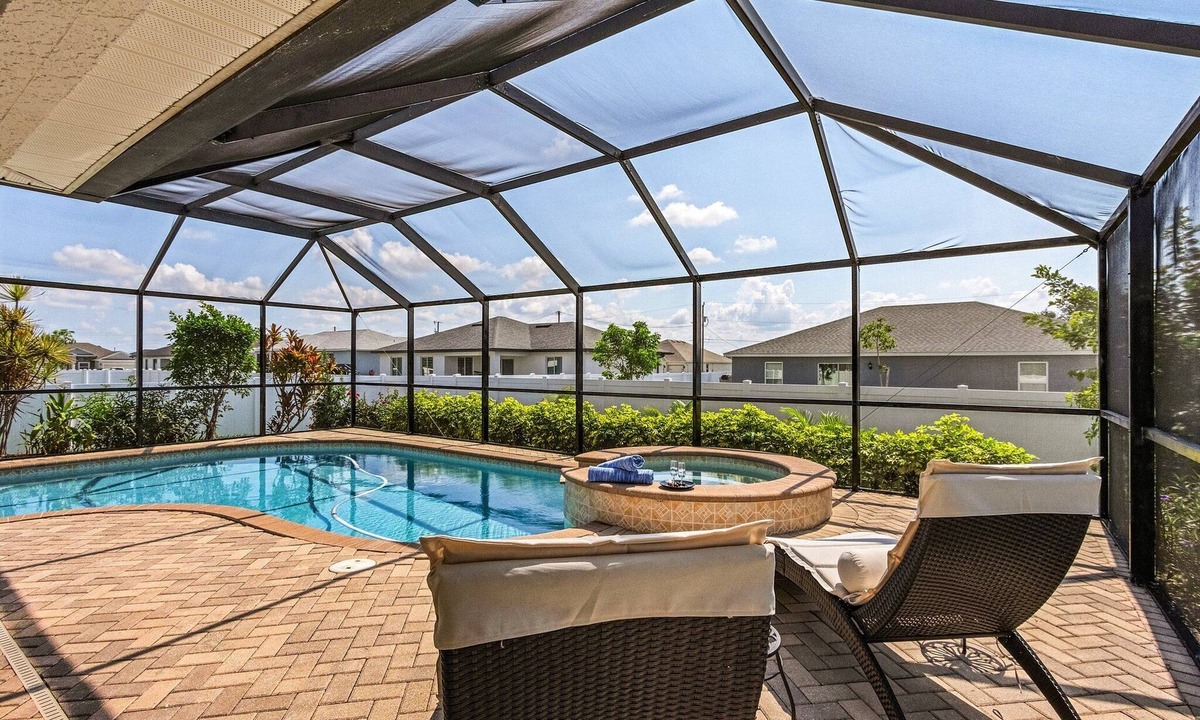 Diplomat House | Relax & Unwind in Privacy - Heated Salt Water Pool and Spa - Villa Belle Vie