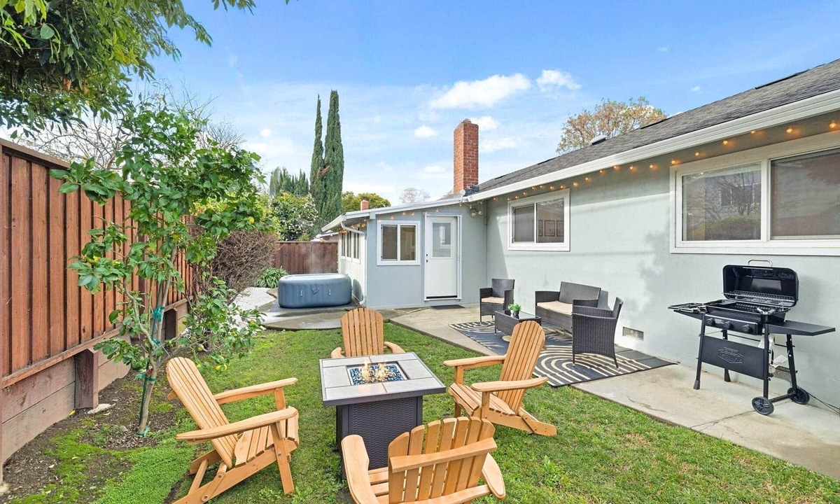 Downing - Whitethorne House | Relaxing Retreat | HotTub, BBQ, GameRoom, KingBed