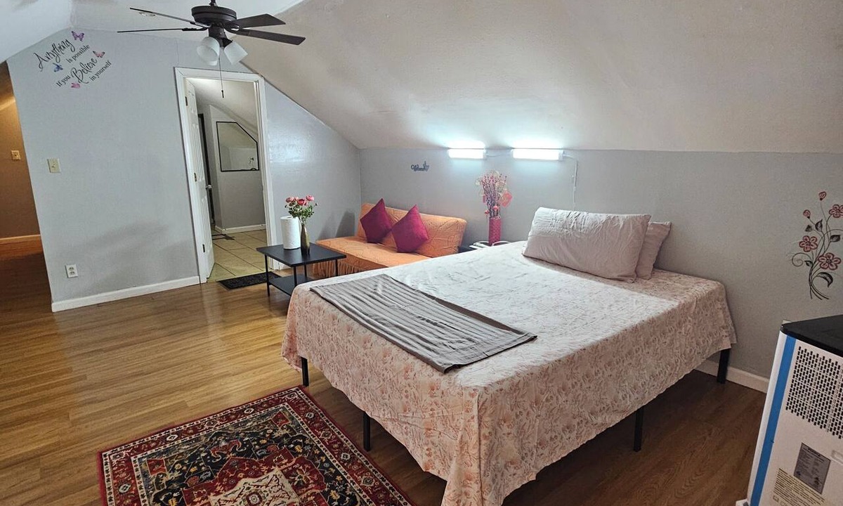 Pagedale Bed & Breakfast | Relaxing shared place near U.City/Delmar/Forest Park big 1BR with attach Bath