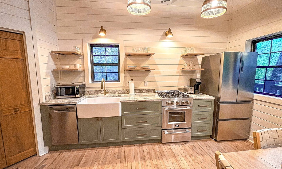 Bear Den Cabin | Renovated Cabin, Hot Tub Views!
