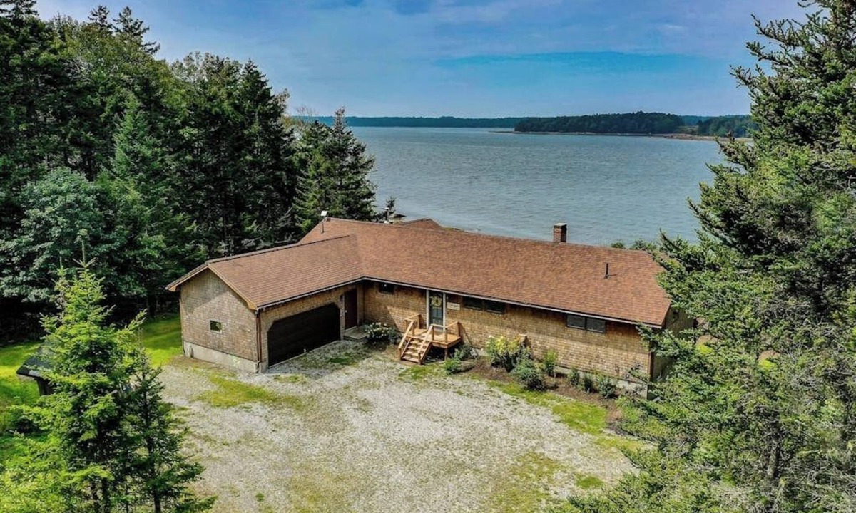 Saint George House | Renovated oceanfront home with stunning view & pebbly beach - snowbird-friendly