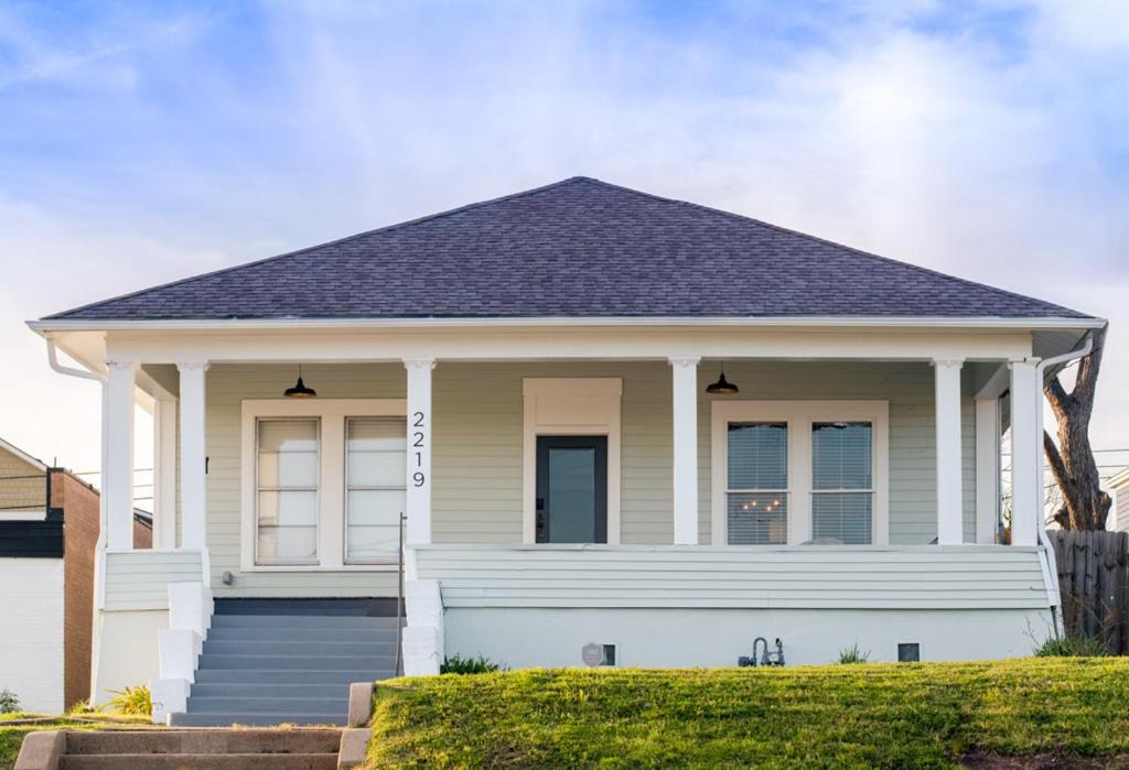 Austin Ave. House | Restored 1930s Uptown Bungalow 2 min. to Magnolia