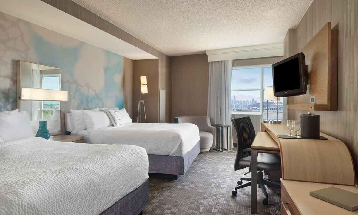 Emeryville Hotel | Revel in the Lap of Luxury! Minutes from Emeryville Community Organic Garden