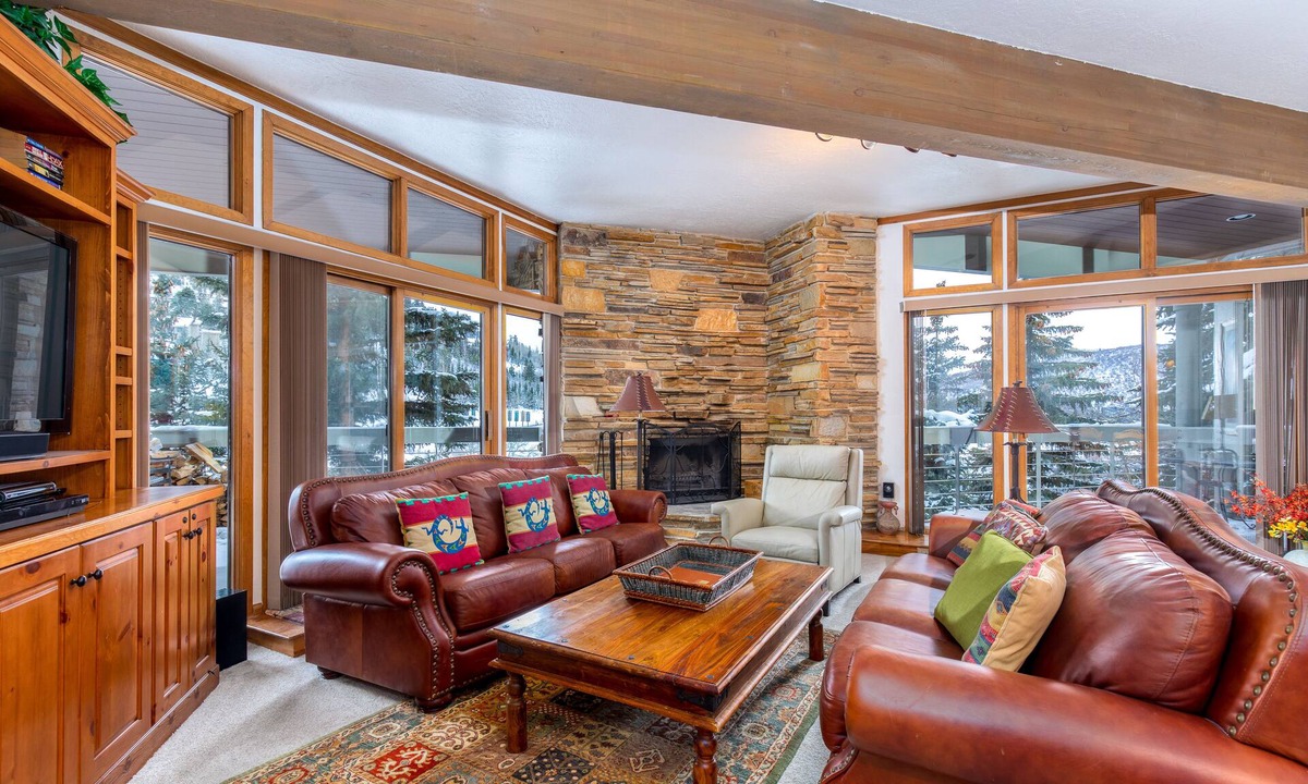 Deer Valley Condo | Right at DV base! Steps to the lifts. Beautiful mountain views! Hot Tub!