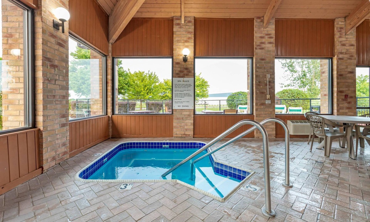 Coopersville Hotel | Rodeway Inn Coopersville