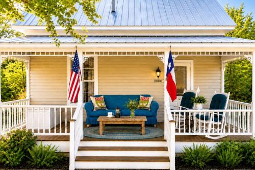 Chappell Hill House | Romantic Historic - Cottage Farmhouse - Pond - Porch - Fenced - The Cottage at Chappell Hill
