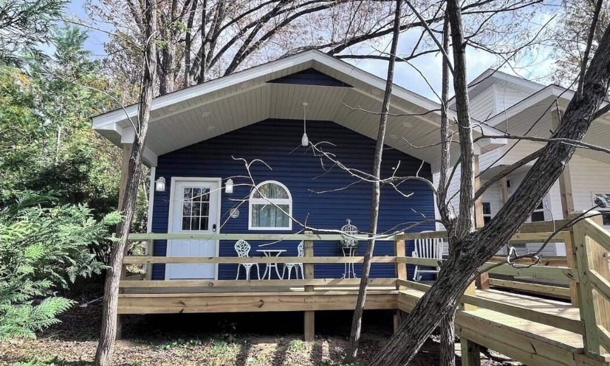Cape Girardeau Cottage | Romantic Tea Cottage Retreat on Boulder Creek with Firepit and Deck