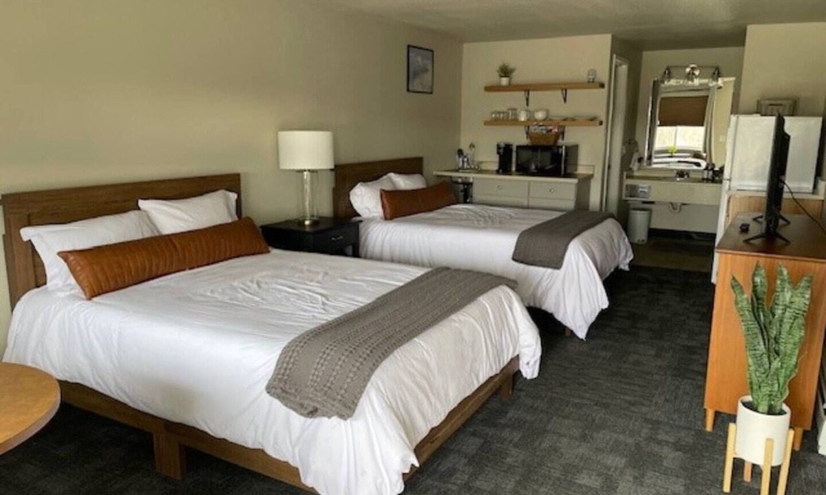 Anchor Point Hotel | Room 7.Angry Salmon Inn