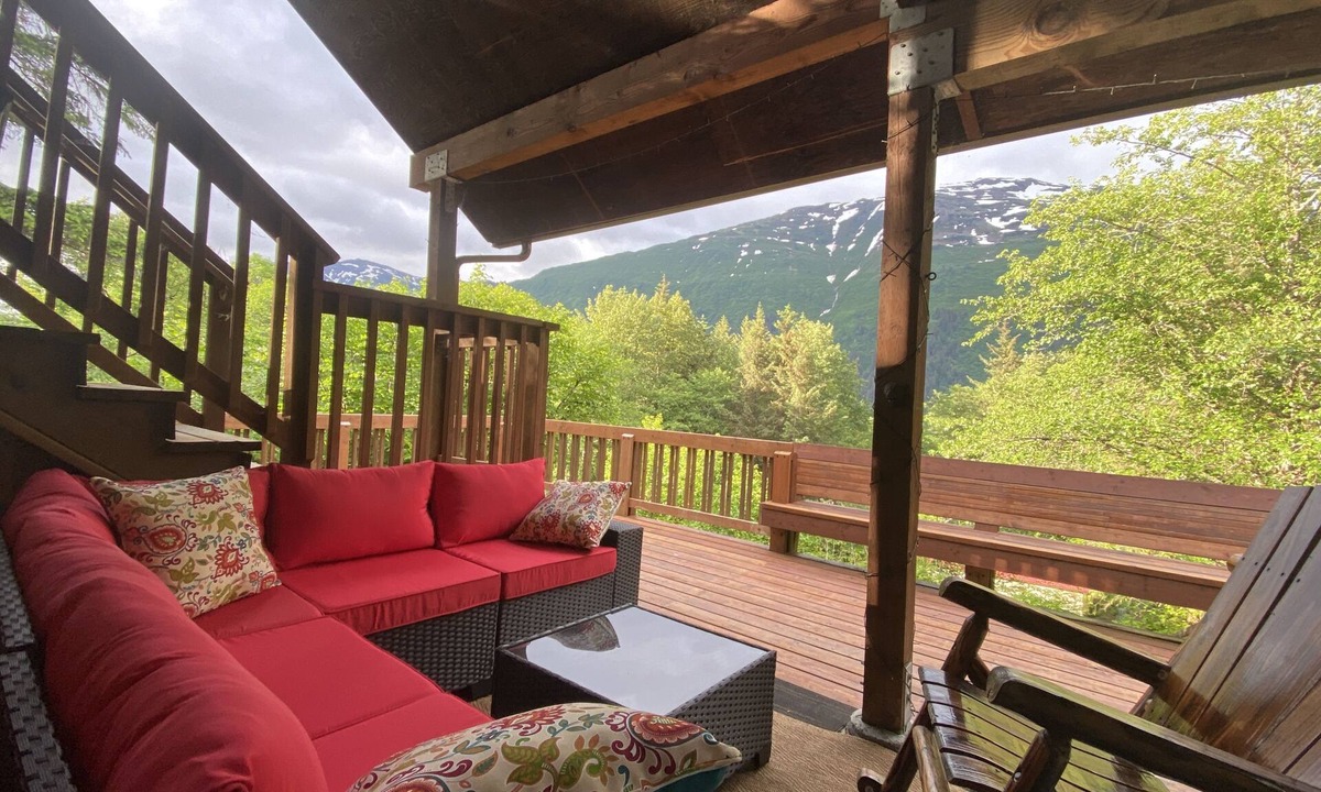 Douglas Apartment | Sandy Beach Retreat Sunrise Studio- steps from Sandy Beach & Treadwell Trail!