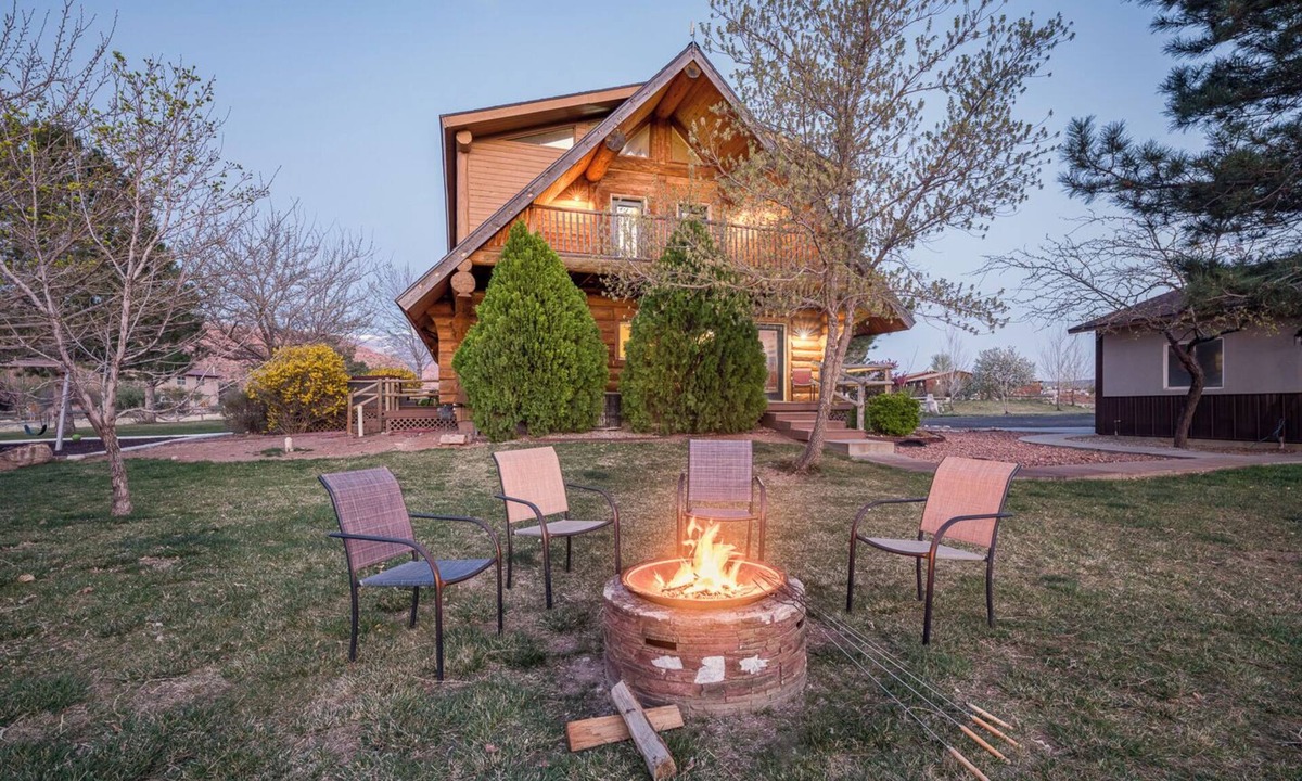 Moab South Valley Cabin | SENDERO - Sleeps 17, trailer parking, hot tub, playground, gorgeous views!