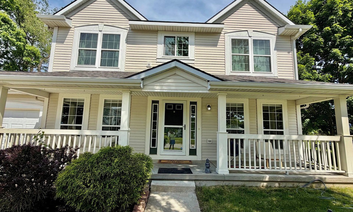 Rockford House | Serene 4-bedroom and 2.5 bathroom house charming Rockford