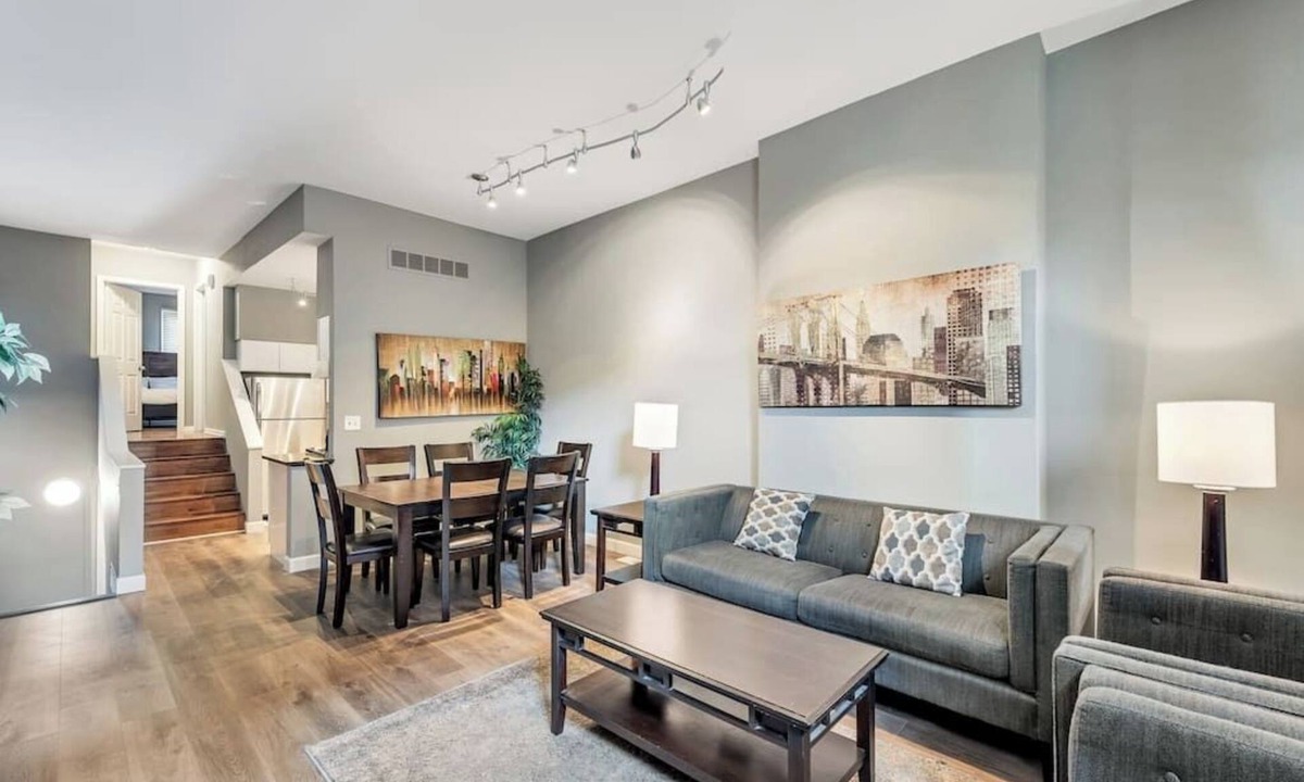 Soulard House | Settle into Soulard! 6 beds 2 full baths!