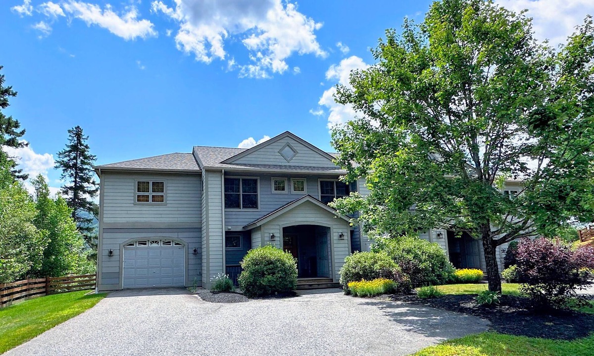 Carroll House | SH1 Spacious Bretton Woods Retreat with AC, Stunning Views and attached garage