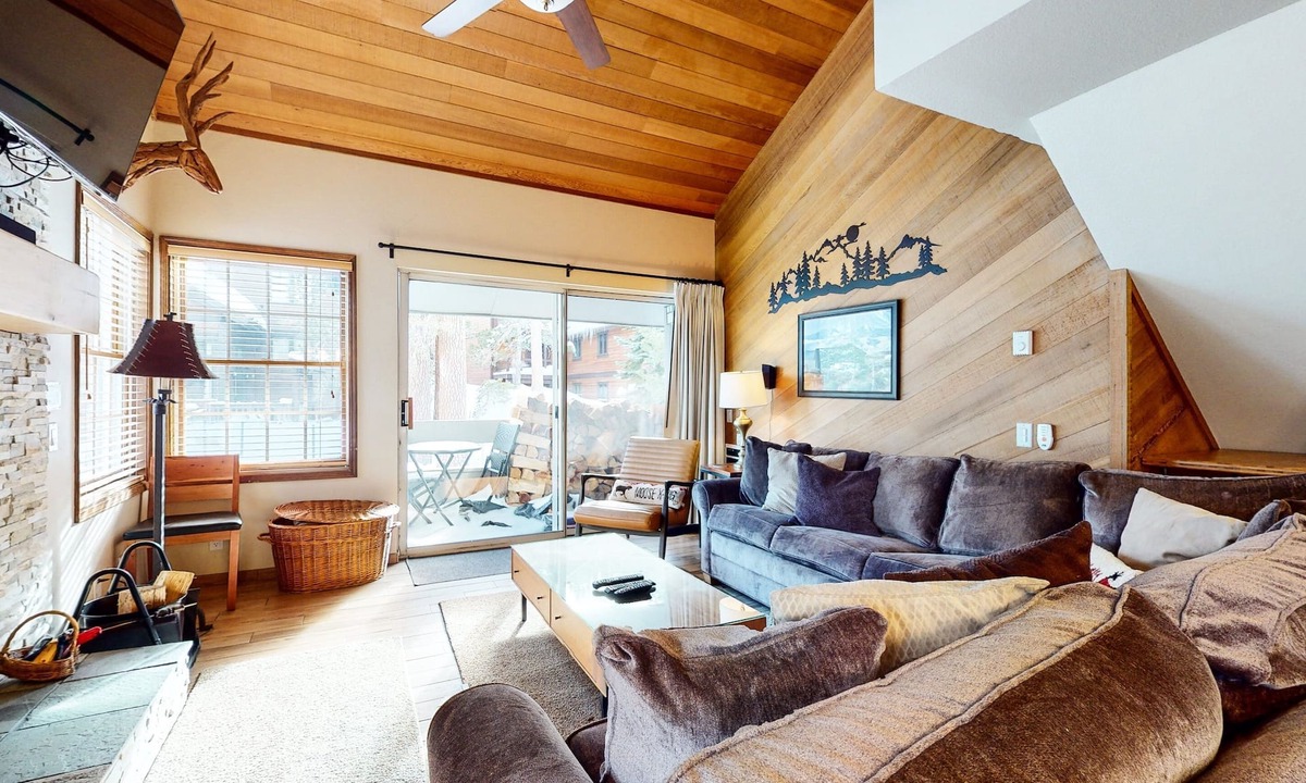 Mammoth Lakes Condo | Sierra Megeve 7 Deluxe Remodeled Condo, Just A Short Walk To Canyon Lodge by RedAwning
