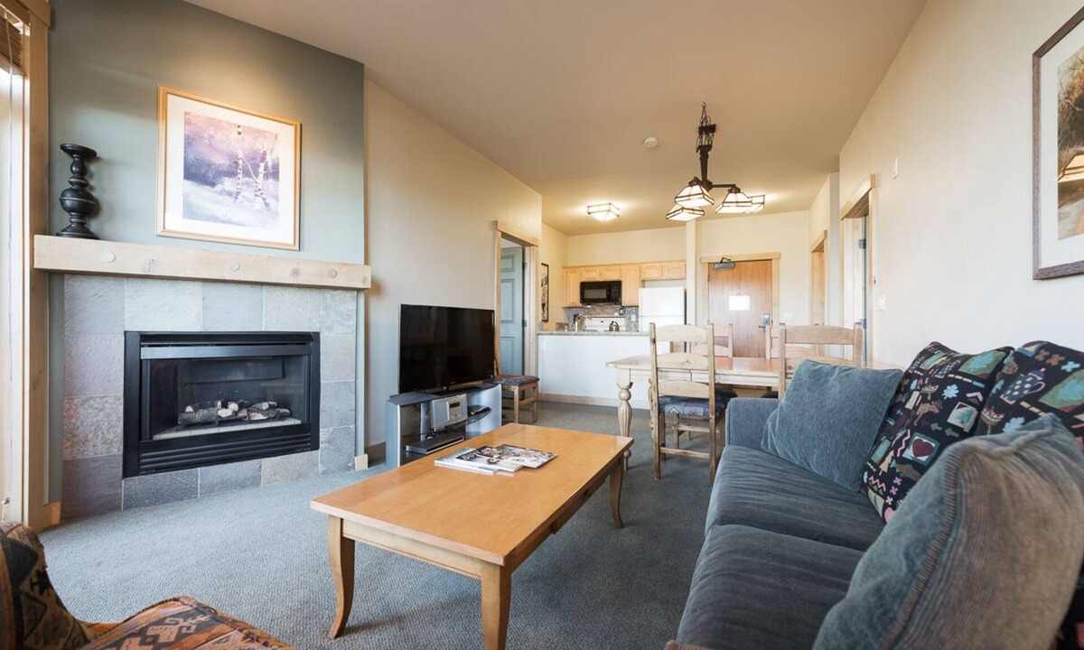 Mammoth Lakes Condo | Ski-in, Ski-out Condo at Juniper Springs with Mountain Views and Shared Hot Tub!