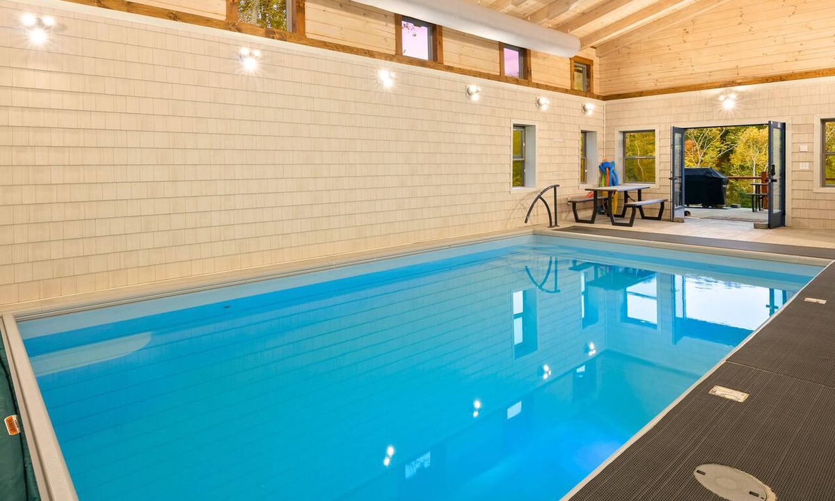 McArthur Cabin | Sleeps 20 Indoor Pool Hot Tub Fall Foliage Wheelchair Access Hocking Hills