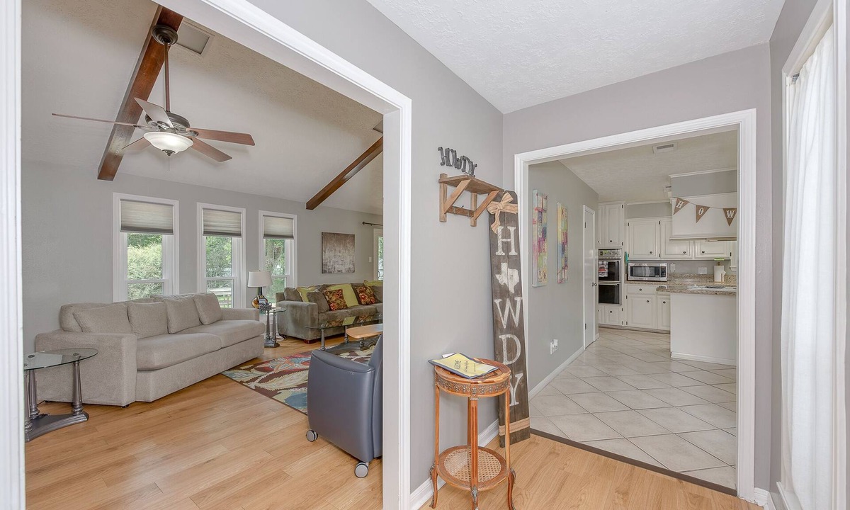 Southwood Valley House | Sleeps 9 ! HUGE living area & deck. Self-serve breakfast items.