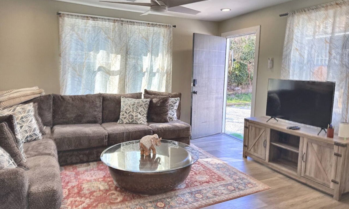 Sylvan Hills House | Sleepy Peach sleeps 4 guests 2 bedrooms 2 bathrooms