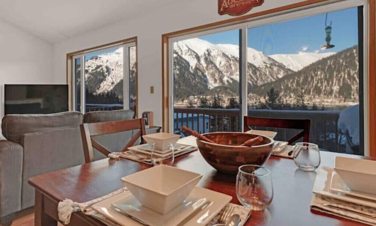 West Juneau House | South Douglas Gem With Mountain and Ocean View Hosted By William & Melissa
