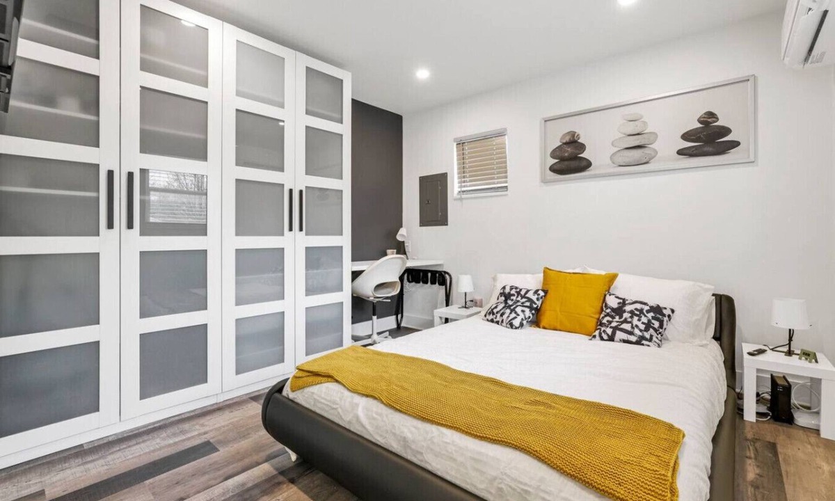 Olde Towne East Villa | Spacious 1BR Sleeps 4 | Near Airport + The Shoe