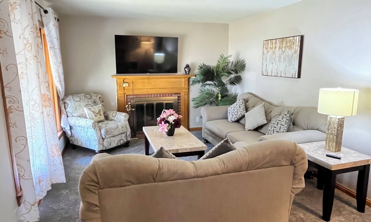 Campbell House | Spacious 3 level 4-bedroom house- 2 Full kitchens-2 king beds and 3 queen beds.