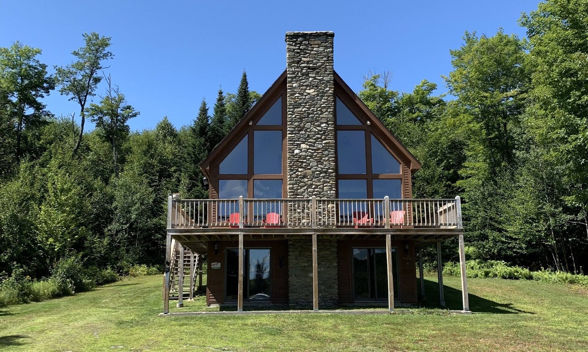 Pittsburg House | Spacious 3-Level Cabin Retreat-Sleeps 10, Wrap Around Deck, Peaceful and Private