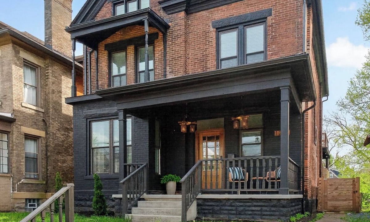 Near East Columbus House | Spacious 4 BDR. Minutes to Downtown, OSU, Airport. Hot Tub, Game Room, Fire Pit