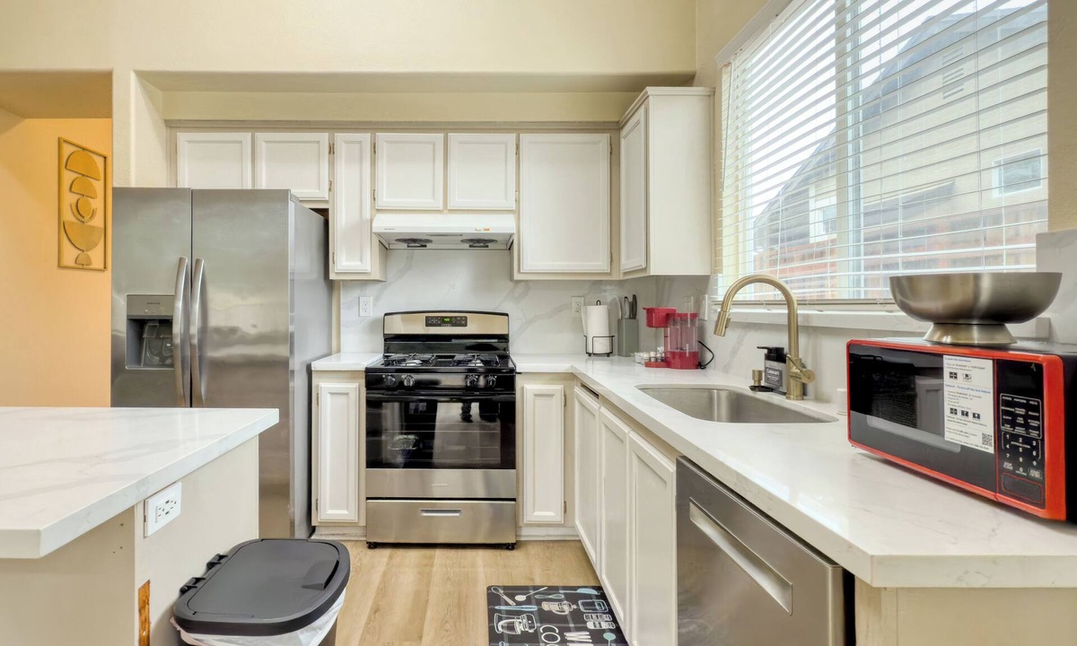 Oakley House | Spacious 4-bedroom 2-bathroom house in lovely Oakley with AC