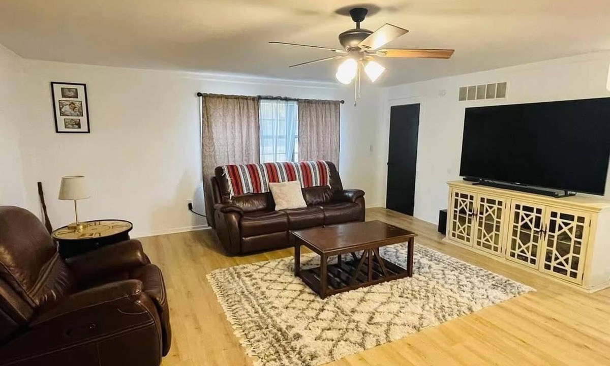 Oakland House | Spacious 4 -bedroom 3.5 bath Country Home on 3 acres 3300 sq ft