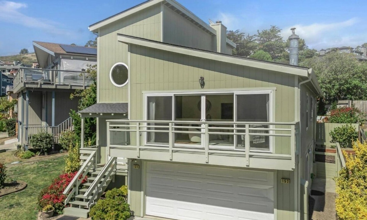 El Granada House | Spacious 4-bedroom house with AC 10 mins walk to beach, hiking n Pier & Dogs ok