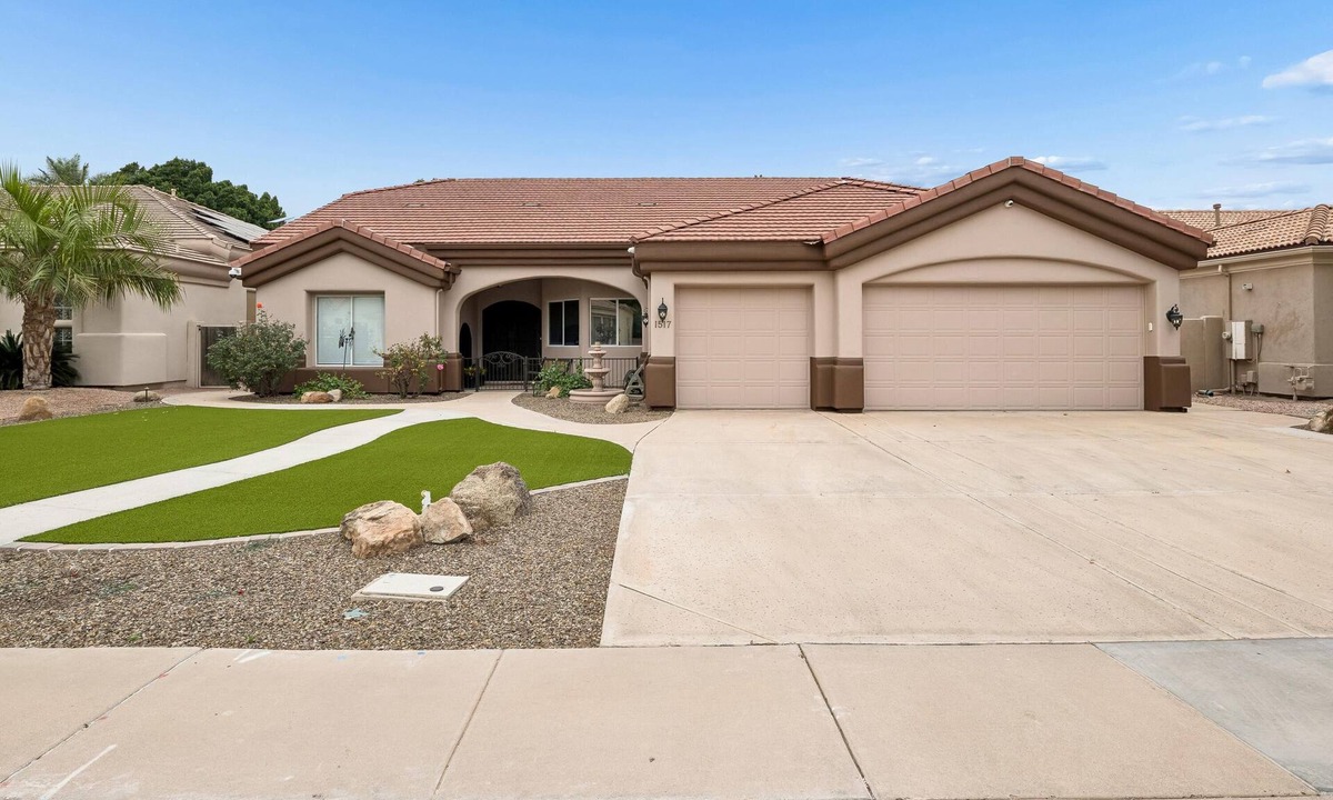 Val Vista Lakes House | Spacious 4BR , 3 bath Family Home - Spa Pool and Water View