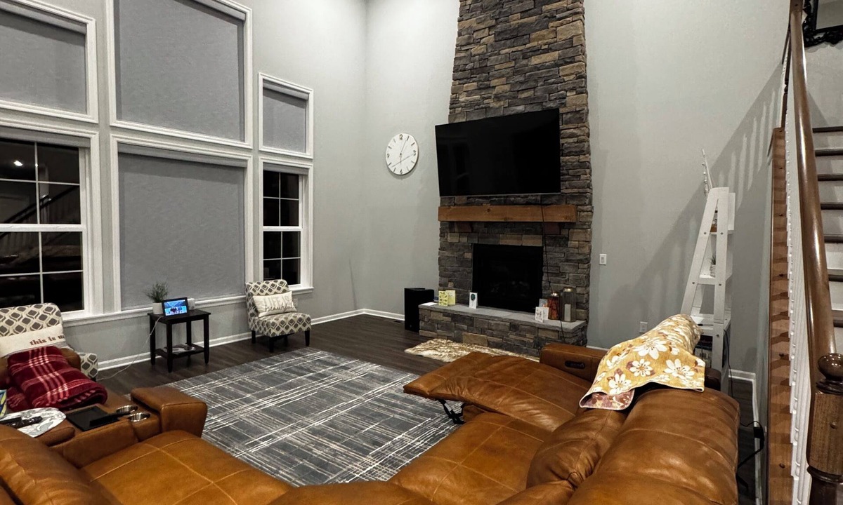Delaware House | Spacious 5 bedroom house Delaware 1 mile to Alum Creek beach brand new