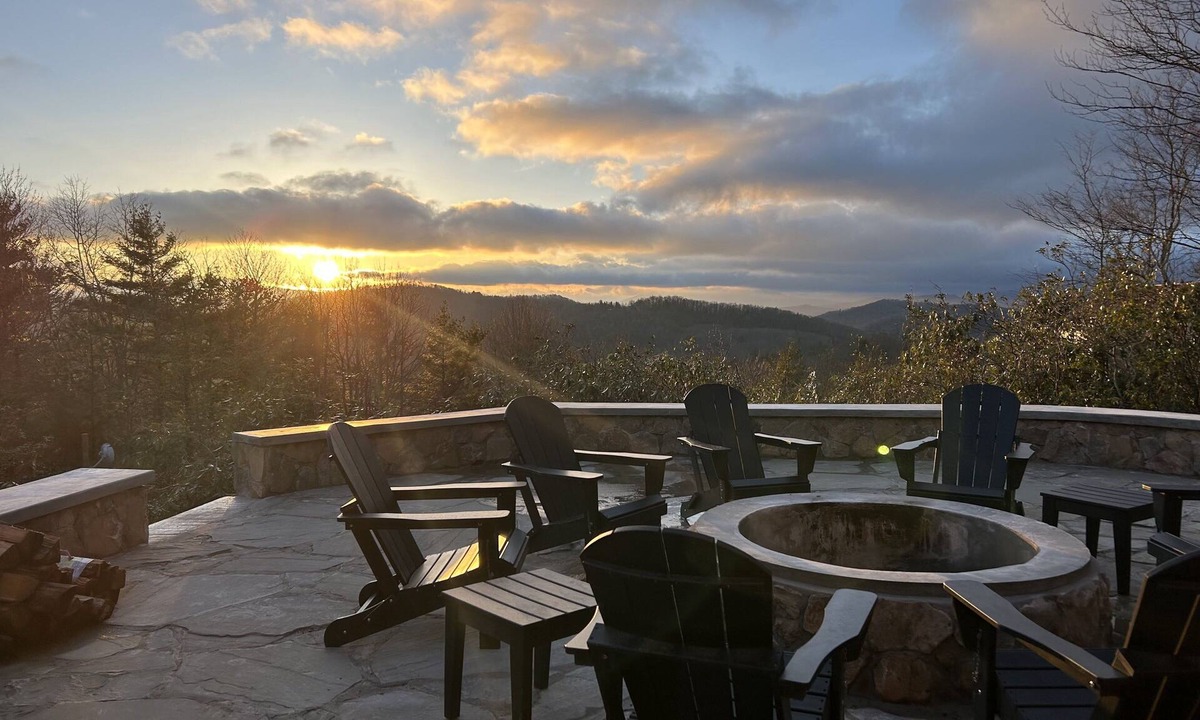 Newland House | Spacious 5BR/4BA/1 level home on 8 acres w/Stunning Views, Hot Tub & Fire Pit