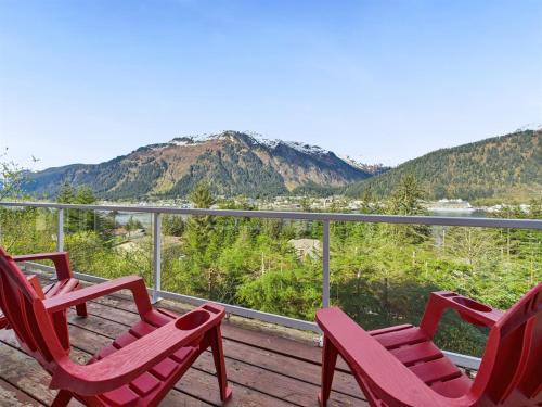 West Juneau House | Spacious 6BR Cruise Views, Soaking Tub and More