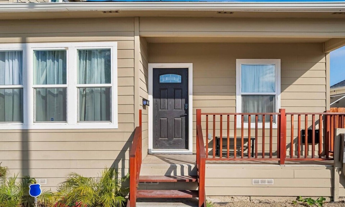 Hayward House | Spacious 8-BR Home in Hayward with A/C &Parking